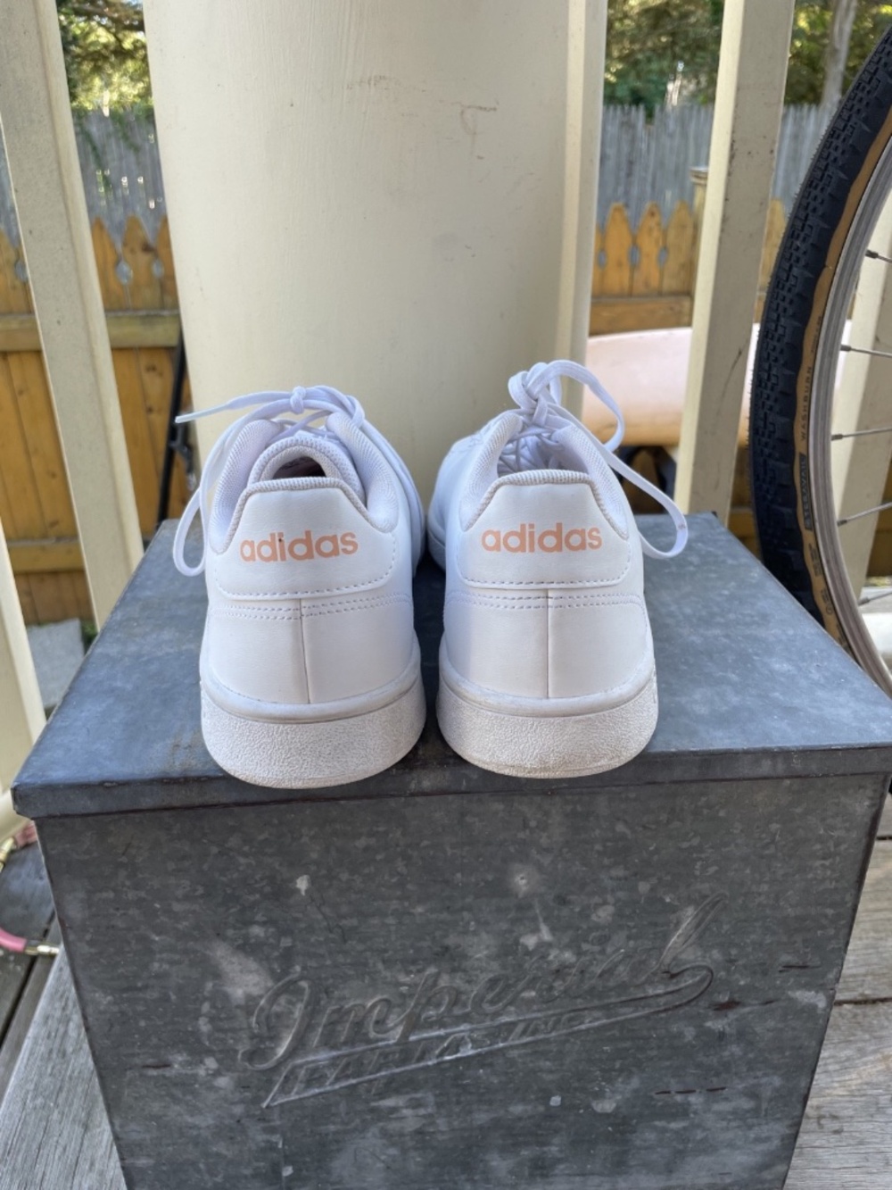 Women's Adidas Advantage white tennis-inspired Sneakers Size 10 - Picture 4 of 5
